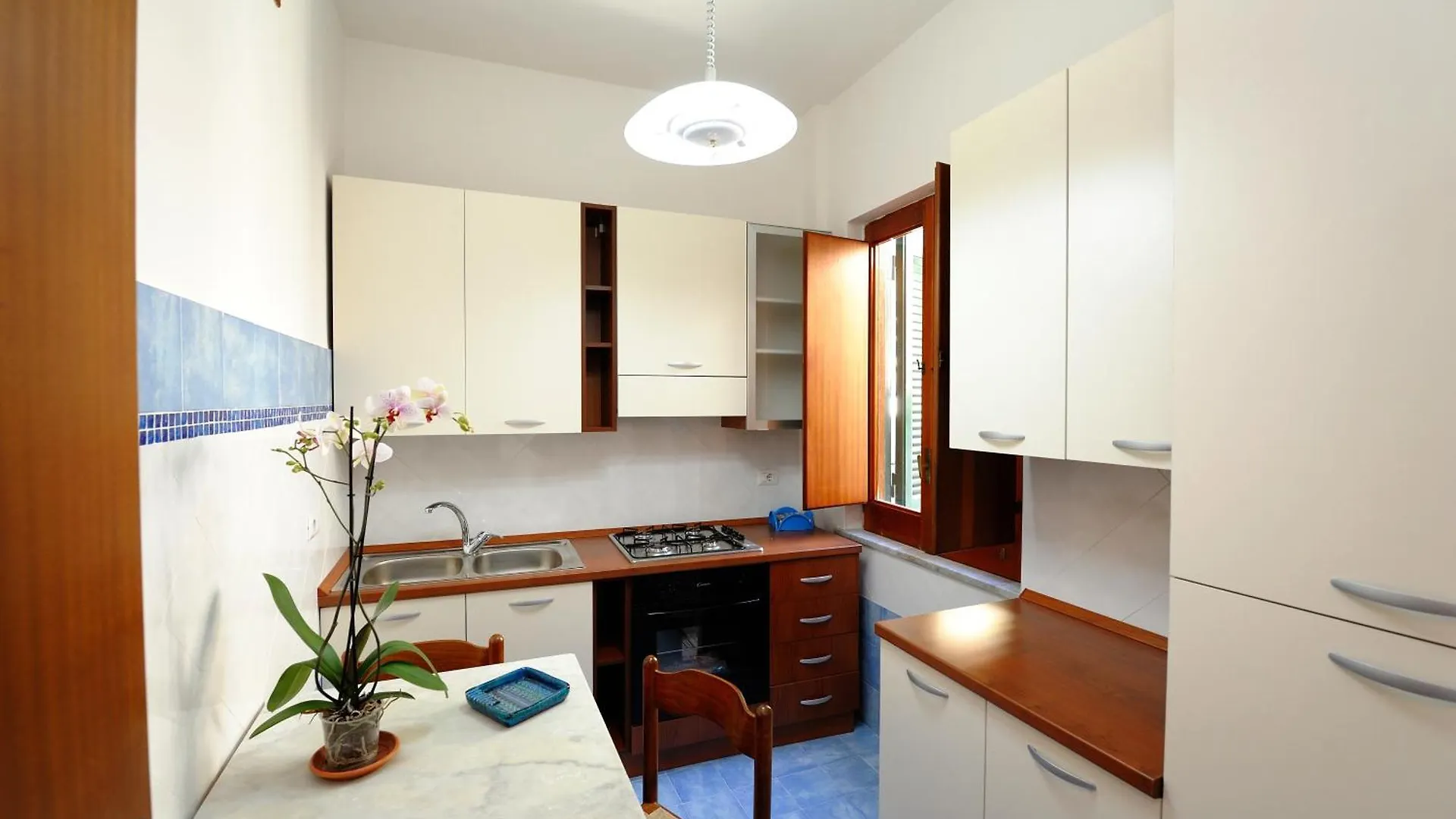 Apartment Amalfi Blue Flowers B